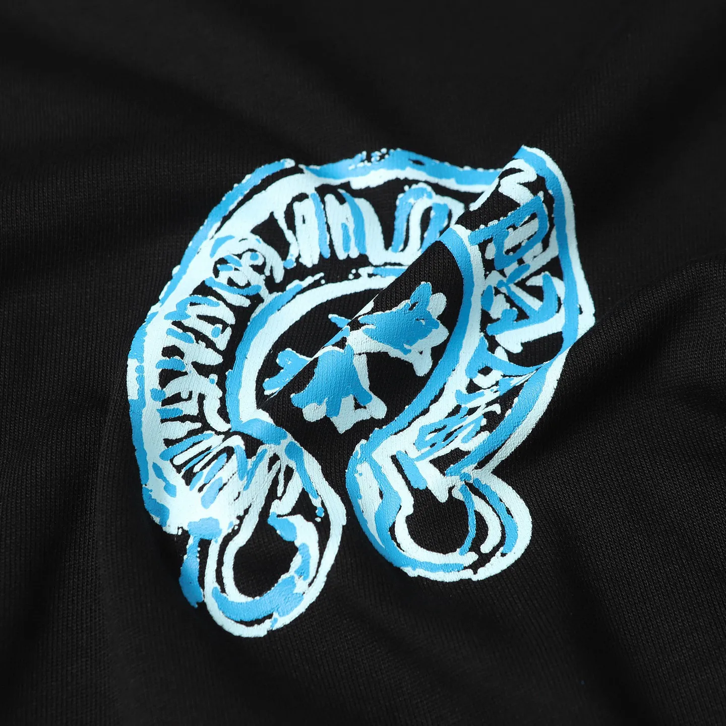 🅿️170 Chrome hearte/Chrome heart ch 25ss early spring Sanskrit horseshoe print short-sleeved T-shirt. A must-have item for daily commuting for men and women in light luxury. The correct version is welcome to compare. Detailed features: ·280g 100% cotton double yarn jersey fabric. ·Custom-dyed in the same cylinder, special thickened 32 pieces double-strand 1x1 thread. ·Double-needle cross-stitch technology. ·Original main mark washed tag. Color: black white. Size: XS-L